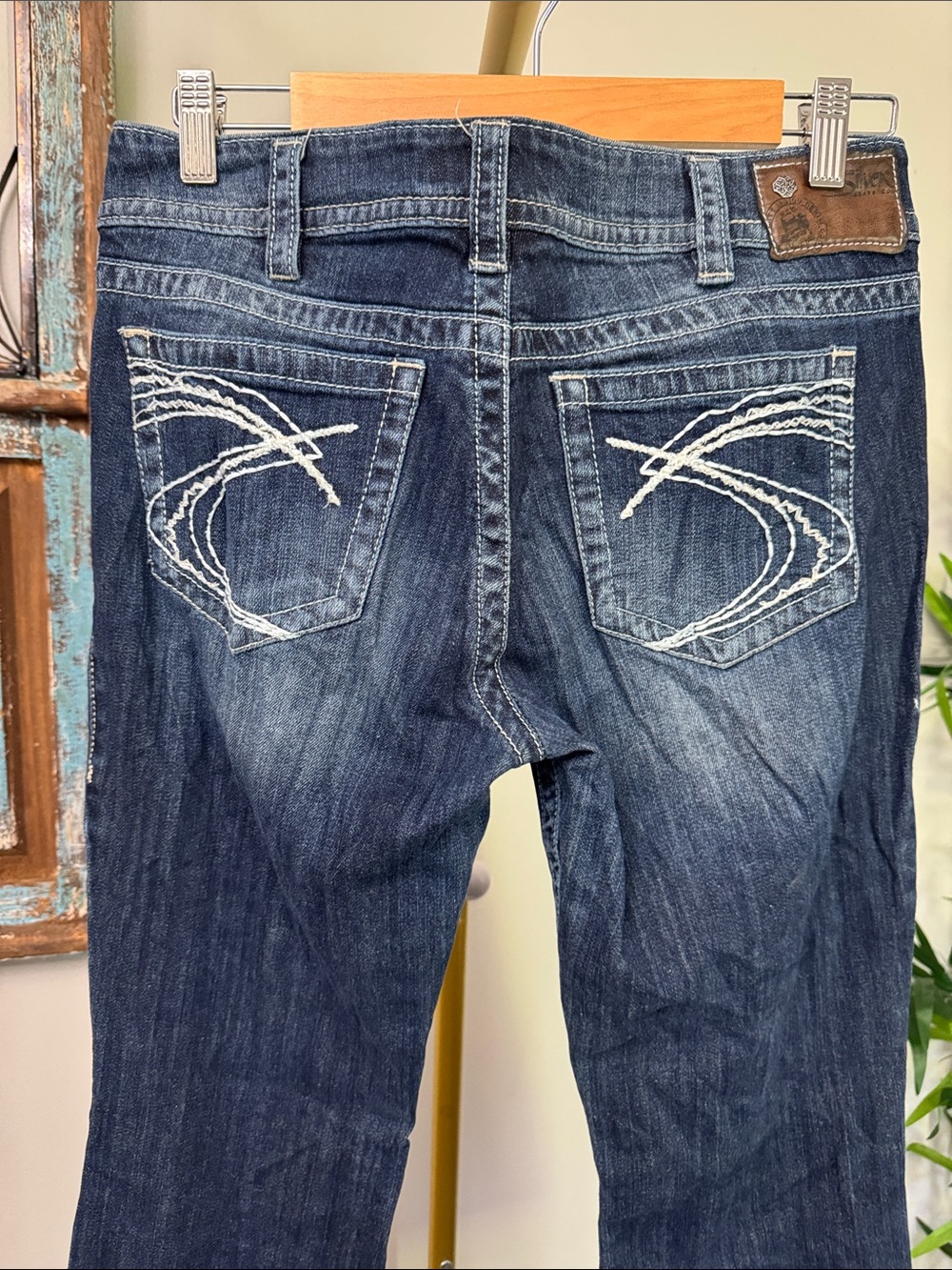 Silver Jeans Straight Dark Blue Denim with White Embroidered Pockets EUC 30